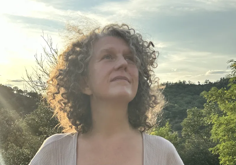 Birthe Brahmer-Lohss vor Bäumen im Abendlicht