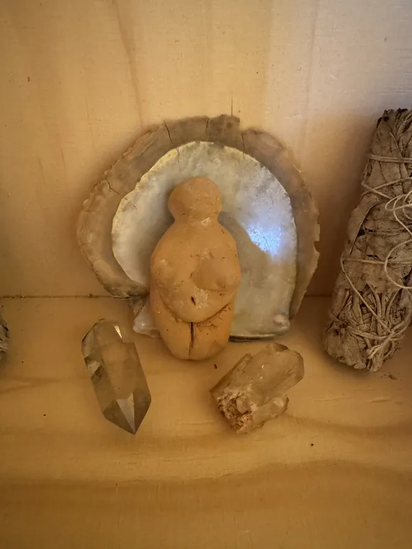 Goldene Figur im Dunkeln
